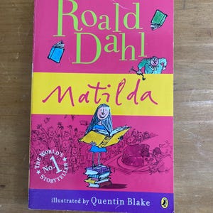 Matilda de Roald Dahl - Libro de bolsillo de Puffin de los años 2000 - Ilustraciones de Quentin Blake