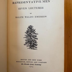 Pu&ograve; includere: Un libro intitolato "Representative Men: Seven Lectures" di Ralph Waldo Emerson. Il libro &egrave; stato pubblicato nel 1903 da Houghton, Mifflin and Company a Boston e New York.