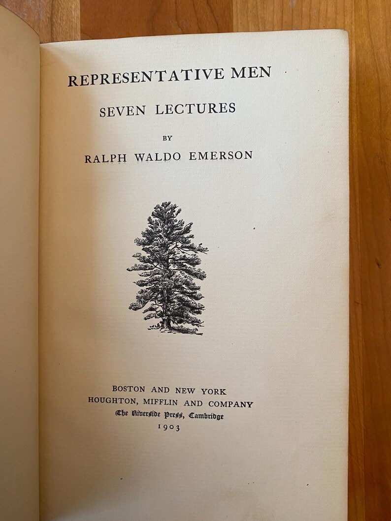 Pu&ograve; includere: Un libro intitolato "Representative Men: Seven Lectures" di Ralph Waldo Emerson. Il libro &egrave; stato pubblicato nel 1903 da Houghton, Mifflin and Company a Boston e New York.