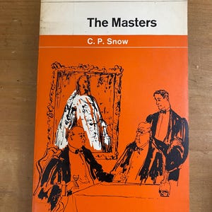 Op de afbeelding: Een Penguin Books paperback cover met een oranje achtergrond en een zwart-witte illustratie van drie mannen in een kamer. De titel van het boek is "The Masters" van C.P. Snow.