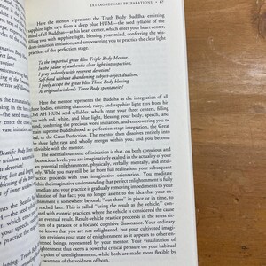 Puede incluir: Una p&aacute;gina de un libro titulado "Preparaciones Extraordinarias" con un esquema de color azul, rojo y blanco. El texto trata sobre el concepto de "Buda del Cuerpo Verdadero" y la integraci&oacute;n de tres cuerpos, emitiendo rayos de luz diamante, rub&iacute; y zafiro. El texto tambi&eacute;n menciona la "Gran Perfecci&oacute;n" y el "resultado esencial de la iniciaci&oacute;n".