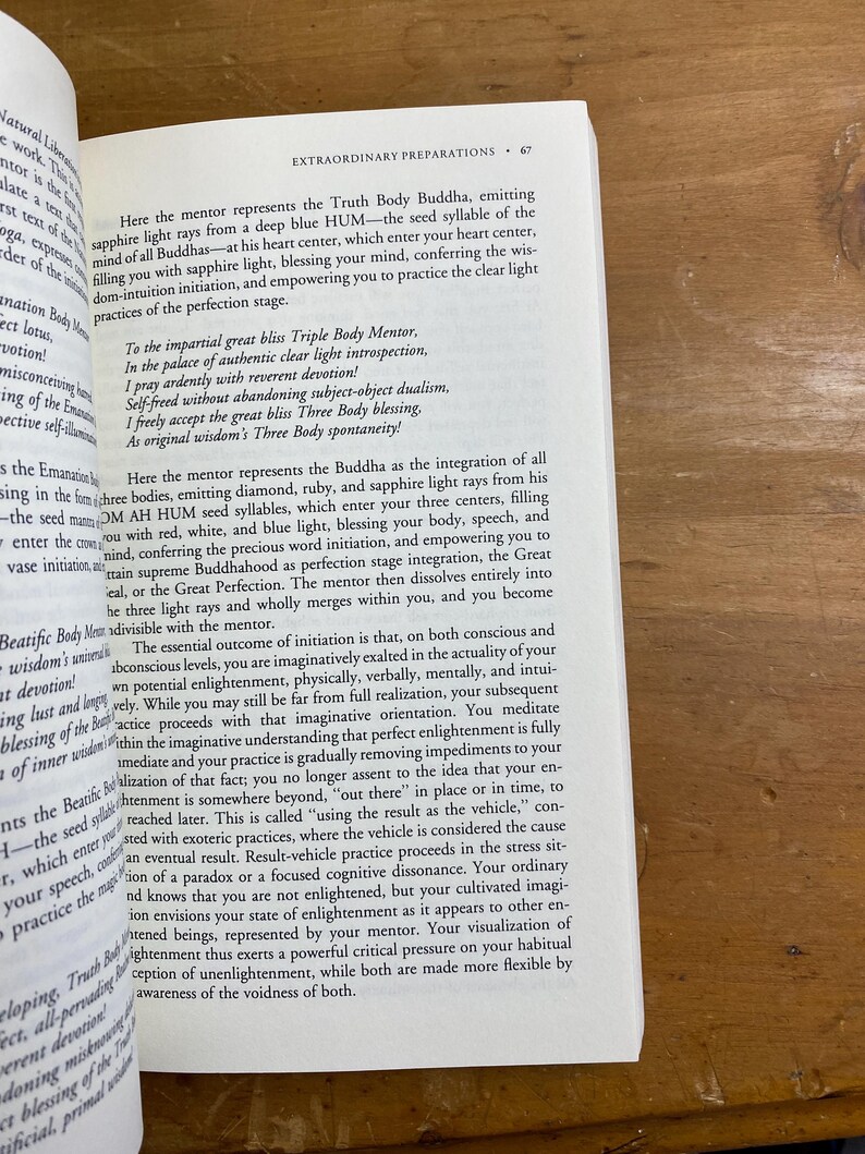 Puede incluir: Una p&aacute;gina de un libro titulado "Preparaciones Extraordinarias" con un esquema de color azul, rojo y blanco. El texto trata sobre el concepto de "Buda del Cuerpo Verdadero" y la integraci&oacute;n de tres cuerpos, emitiendo rayos de luz diamante, rub&iacute; y zafiro. El texto tambi&eacute;n menciona la "Gran Perfecci&oacute;n" y el "resultado esencial de la iniciaci&oacute;n".