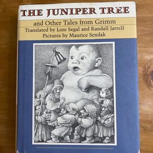 Peut inclure: Une couverture de livre pour enfants vintage illustrant un gros bébé avec une expression surprise. Le bébé est entouré de personnages plus petits, tous vêtus de vêtements de style médiéval. Le titre du livre est "The Juniper Tree" et le sous-titre est "and Other Tales from Grimm".