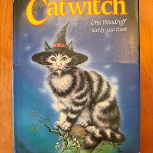 Könnte beinhalten: Buchcover mit einer getigerten Katze, die einen Hexenhut trägt. Der Titel "Catwitch" ist in gelben Buchstaben gehalten, mit dem Namen des Autors und dem Text von Lisa Tuttle. Der Hintergrund ist ein Sternenhimmel, mit der Katze auf einem Ast.