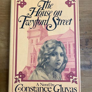 Könnte beinhalten: Ein Vintage-Buchcover mit gelbem Hintergrund und roten Akzenten. Der Titel lautet "The House on Treyford Street" in schwarzer Kursivschrift. Das Cover zeigt eine Schwarzweißillustration einer jungen Frau vor einem Haus.