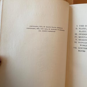 Pu&ograve; includere: Un libro con una copertina bianca e testo nero. Il testo recita "COPYRIGHT, 1876, BY RALPH WALDO EMERSON COPYRIGHT, 1883 AND 1903, BY EDWARD W. EMERSON ALL RIGHTS RESERVED I. USES OF II. PLATO; PLATO: III. SWEDEN IV. MONTAIGNE V. SHAKESPEARE VI. NAPOLEON VII. GOETHE NOTES"