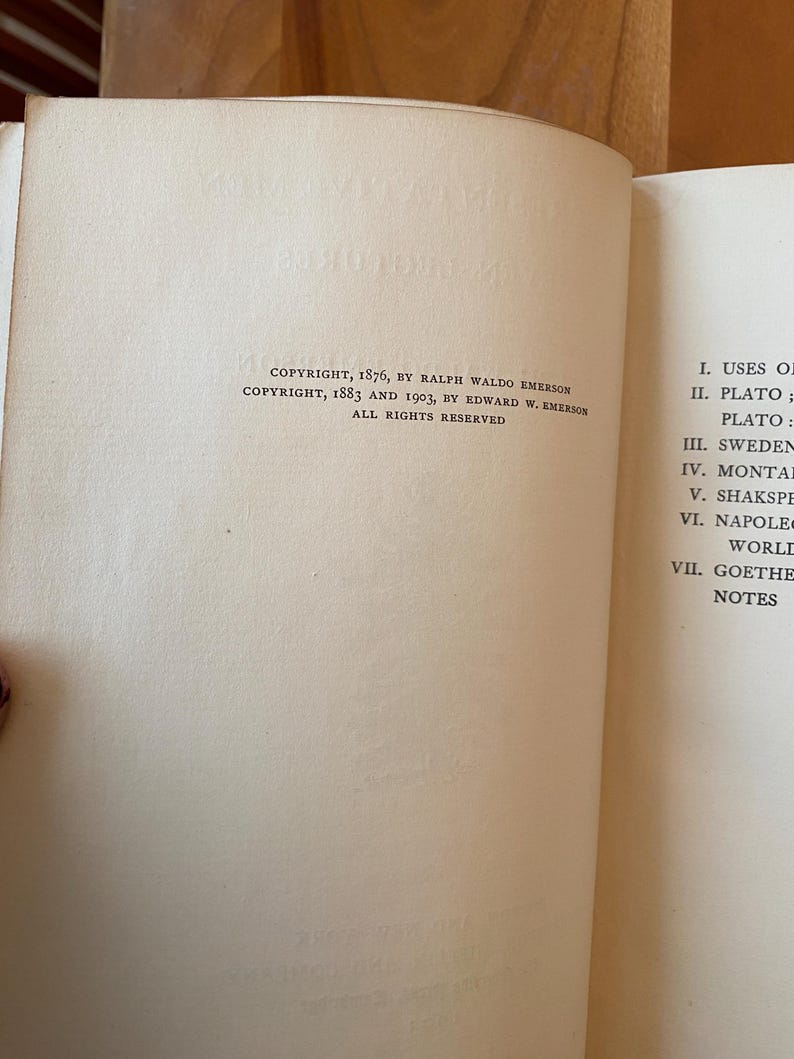 Pu&ograve; includere: Un libro con una copertina bianca e testo nero. Il testo recita "COPYRIGHT, 1876, BY RALPH WALDO EMERSON COPYRIGHT, 1883 AND 1903, BY EDWARD W. EMERSON ALL RIGHTS RESERVED I. USES OF II. PLATO; PLATO: III. SWEDEN IV. MONTAIGNE V. SHAKESPEARE VI. NAPOLEON VII. GOETHE NOTES"