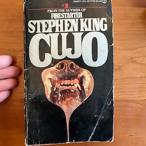 Puede incluir: Un juego de tres tazas de cerámica con un acabado mate moteado. Cada taza presenta un color diferente: azul claro, crema y gris. Las tazas tienen un diseño simple y moderno y un asa cómoda.