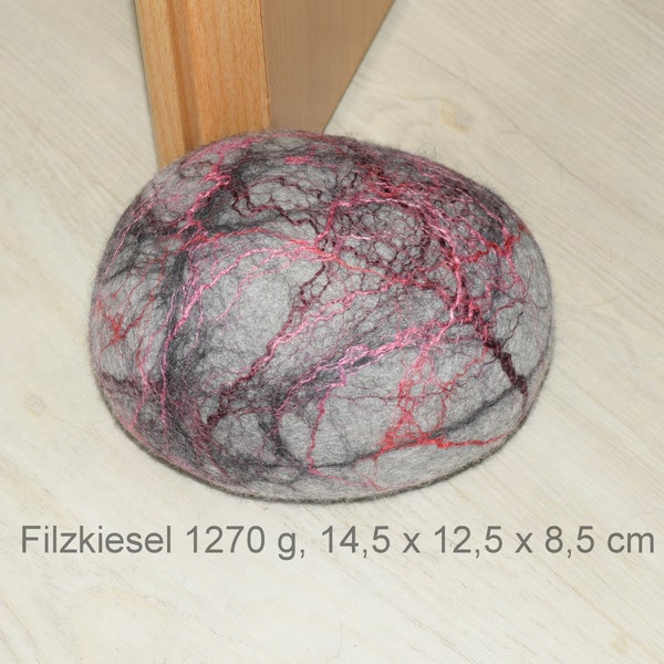 1270 g Filzkiesel als Türstopper oder Dekostein in hellgrau mit dunkelgrauen Filzfasern und rot rosa lila Seidenfasern