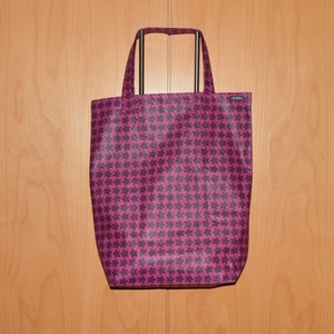 Shopping bag stars berry-purple made of coated cotton, foldable with snap fastener