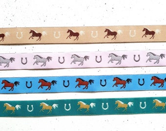 16 mm breites Webband galoppierende Pferde - Hufeisen in beige-hellbraun, rosa, blau u. smaragdgrün -  Lieferung je Design in einem Stück!