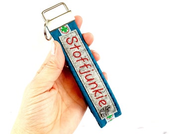 16 cm langer Schlüsselanhänger Schlüsselband "Stoffjunkie" Unikat aus Wollfilz Kunstleder mit Kleeblatt Zierband