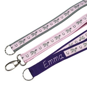 langes Schlüsselband Pferde rosa in 3 Längen, mit Ring o. Karabiner, div. Gurtbandfarben, mit Namen bestickt, NEU: mit Breakaway-Safety-Clip