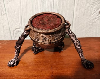Niño de olla con tapa
