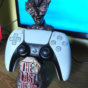 Last of Us inspired controller stand