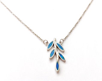 Grekiskt olivbladshalsband i sterlingsilver, hänge i blått opal, smycken från Grekland