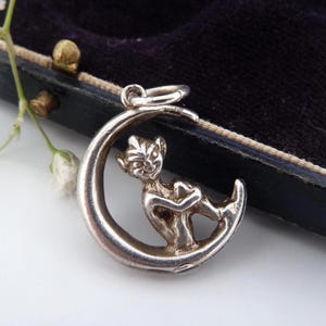 Colgante vintage de plata de ley con forma de duende en la luna