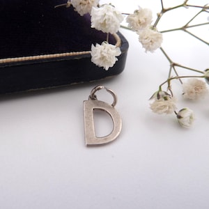 Colgante vintage con dije de letra D en plata de ley
