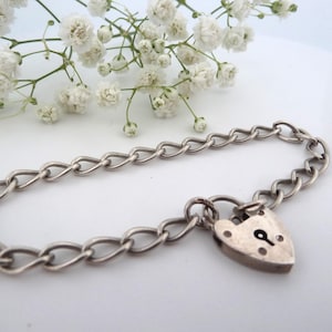 Vintage-Armband aus Sterlingsilber mit Vorhängeschloss in Herzform. Armband für Charms. Sterling gemarkt