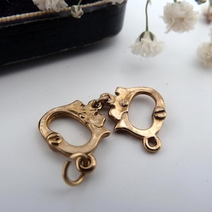 Vintage 333 Gold Handschellen Anhänger - Skurril und Punziert