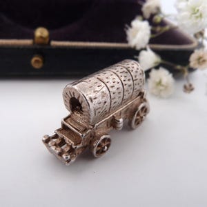 Vintage Sterling Silver Covered Wagon Charm – Opening Silver Charm with Cargo  Wild West Storytelling Pendant Solid Silver Wild West Stories