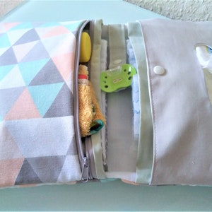 Windeltasche / Wickeltasche Grau Pastell Dreiecke Mädchen mit Namen personalsierbar Mädchen Geschenk Babyparty image 3