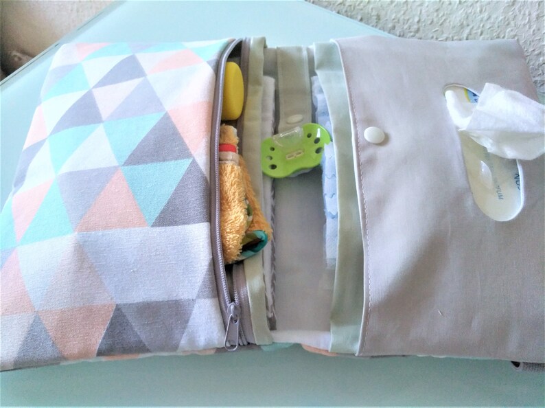 Windeltasche / Wickeltasche Grau Pastell Dreiecke Mädchen mit Namen personalsierbar Mädchen Geschenk Babyparty image 3