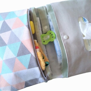 Windeltasche / Wickeltasche Grau Pastell Dreiecke Mädchen mit Namen personalsierbar Mädchen Geschenk Babyparty image 1