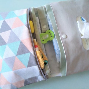 Windeltasche / Wickeltasche Grau Pastell Dreiecke Mädchen mit Namen personalsierbar Mädchen Geschenk Babyparty image 2