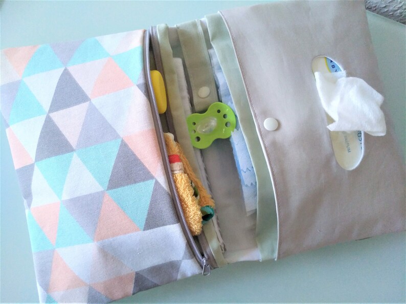 Windeltasche / Wickeltasche Grau Pastell Dreiecke Mädchen mit Namen personalsierbar Mädchen Geschenk Babyparty image 2