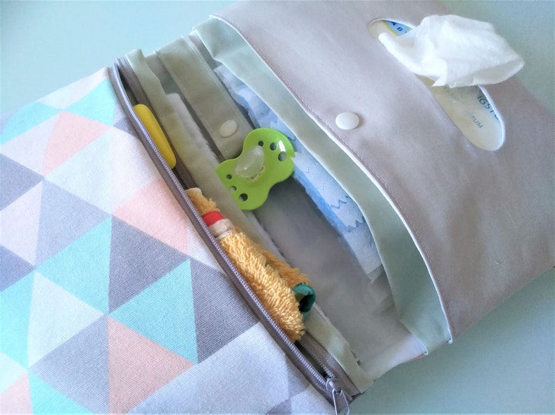 Windeltasche / Wickeltasche Grau Pastell Dreiecke Mädchen mit Namen personalsierbar Mädchen Geschenk Babyparty image 4