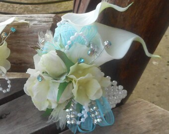 Ivoire et bleu clair touche Calla Lily poignet Corsage / soie fleurs mariage / mariage Chic / fleurs Calla Lily bal / Corsage de bal