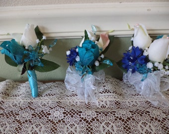 Véritable touche Corsage soie Blanc Rose saphir bleu et turquoise et la boutonnière combinaison / mariage fleurs bleu / bal fleurs bleues