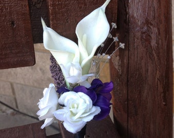 Blanco y púrpura real touch Calla Lirio De seda Boutonniere / Flores de la boda de seda / Flores de baile / Baile boutonniere / Boda púrpura o baile de graduación