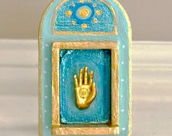 Santuario en miniatura con mano dorada / Arte de altar pintado a mano, decoración para la meditación