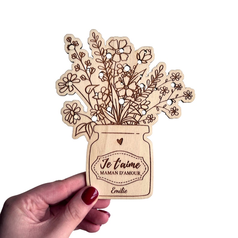 Offrez-lui un bouquet éternel avec cette création en bois à composer. Chaque fleur est une déclaration damour, une décoration personnalisée qui évoque les souvenirs chéris avec votre maman.