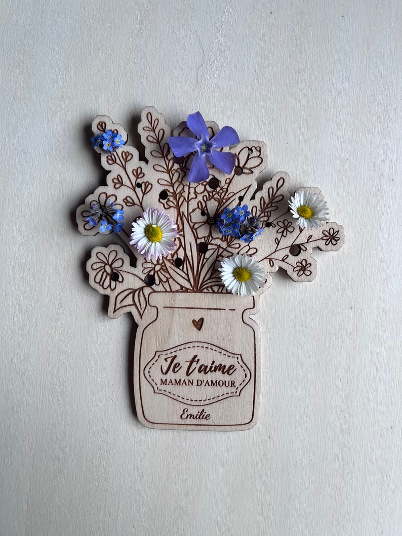 Créez une carte qui parle delle-même avec ce bouquet en bois à composer. Chaque fleur est un rappel de lamour et de la gratitude que vous ressentez pour votre maman, un cadeau idéal pour la fête des mères.