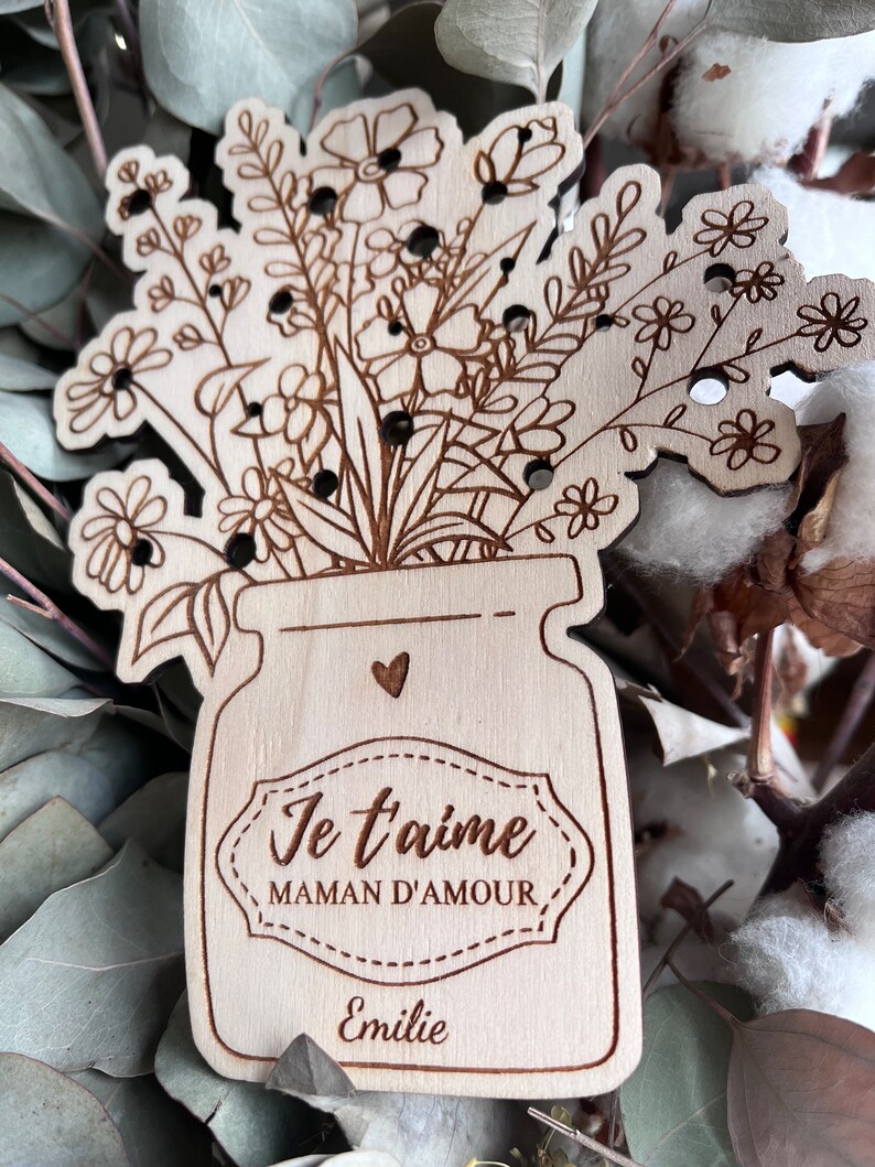 Personnalisez ce bouquet en bois pour créer un cadeau qui témoigne de lamour que vous portez à votre maman. Chaque fleur est une expression sincère de votre affection, parfait pour la fête des mères ou toute occasion spéciale.