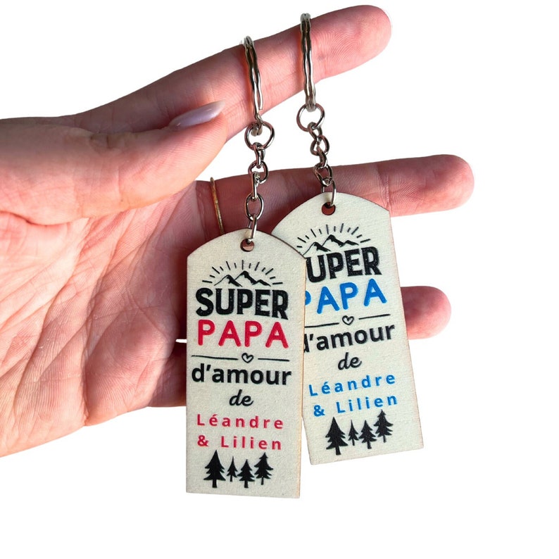 Sur ce porte-clés en bois, chaque grain raconte une histoire. Personnalisable avec le nom Papa est le cadeau parfait pour exprimer votre amour à l'occasion de la fête des pères ou de son anniversaire.