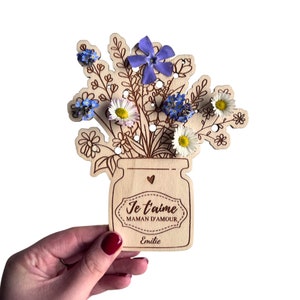 Personnalisez ce bouquet en bois pour exprimer votre amour à votre maman. Un cadeau délicat et personnalisable, parfait pour la fête des mères ou pour lui rappeler combien elle compte pour vous.