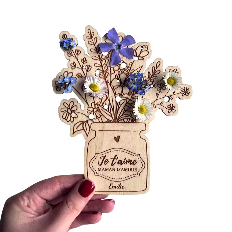 Personnalisez ce bouquet en bois pour exprimer votre amour à votre maman. Un cadeau délicat et personnalisable, parfait pour la fête des mères ou pour lui rappeler combien elle compte pour vous.