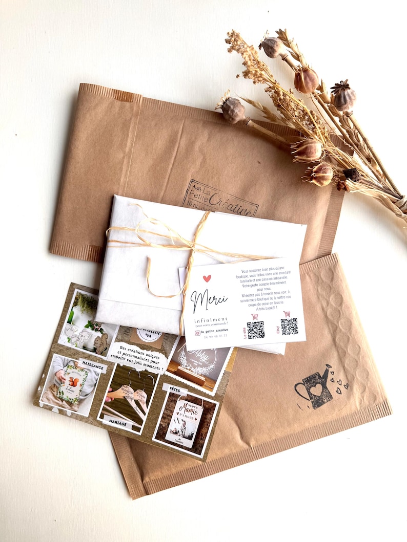 Depuis 2015, La petite créative est une entreprise familiale française d'éléments de décoration et souvenirs. Grossesse, naissance, anniversaire, mariage, baptême…
Nous travaillons avec amour et passion dans notre atelier