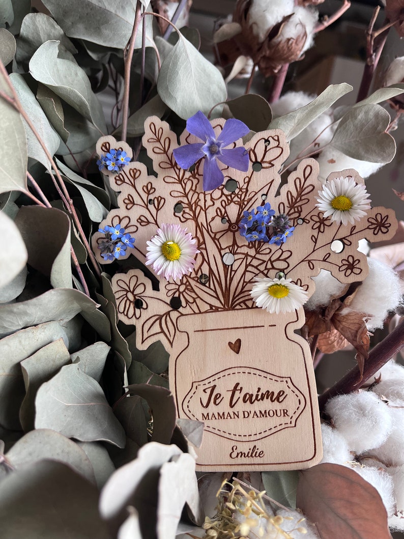 Avec ce bouquet en bois à composer, exprimez votre amour dune manière unique et mémorable. Parfait pour la fête des mères ou simplement pour dire à votre maman à quel point elle compte pour vous.