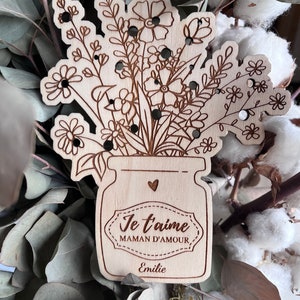 Offrez-lui une carte qui fleurit éternellement avec ce bouquet en bois à composer. Chaque pétale est une déclaration damour, une idée cadeau originale pour la fête des mères ou pour célébrer votre super maman.