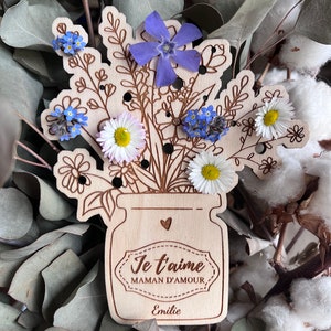 Personnalisez ce bouquet en bois pour créer un cadeau unique et émouvant pour la fête des mères. Chaque fleur rappelle à votre maman à quel point elle est spéciale et aimée.