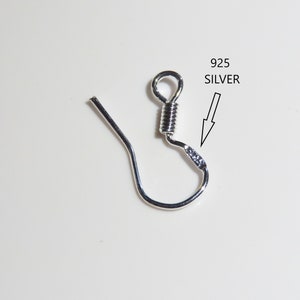Könnte beinhalten: Silberner Ohrringhaken mit Federschluss. Der Haken ist aus 925er Silber.