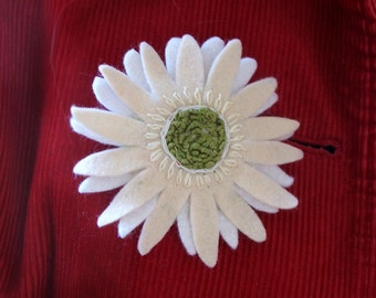 Gerbera Daisy Brooch, White and Cream Wedding Corsage, Large Flower Brooch, Ivory White Felt Boutonniere, Mother of the Bride