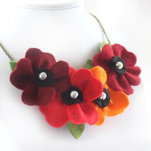 Collana con ciondolo colori autunnali, gioielli in feltro di papaveri in rosso intenso e arancione, accessorio per il raccolto