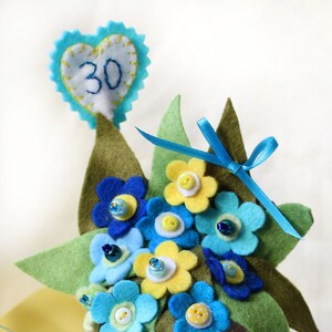 30. Geburtstag Filz Blumentopf: Blau & Gelb Blumenstrauß