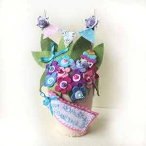 Cadeau de grand-mère, cadeau de jalon de 90e anniversaire pour grand-mère, rose, bleu, fleurs pourpres dans le pot en feutre, anniversaire de repère de 90 ans, âge spécial